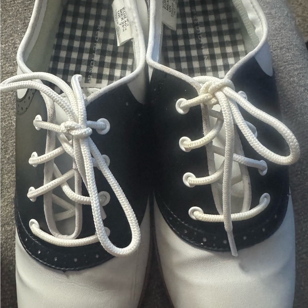 Predictions Women’s Size 8 Black and White Saddle Oxford’s